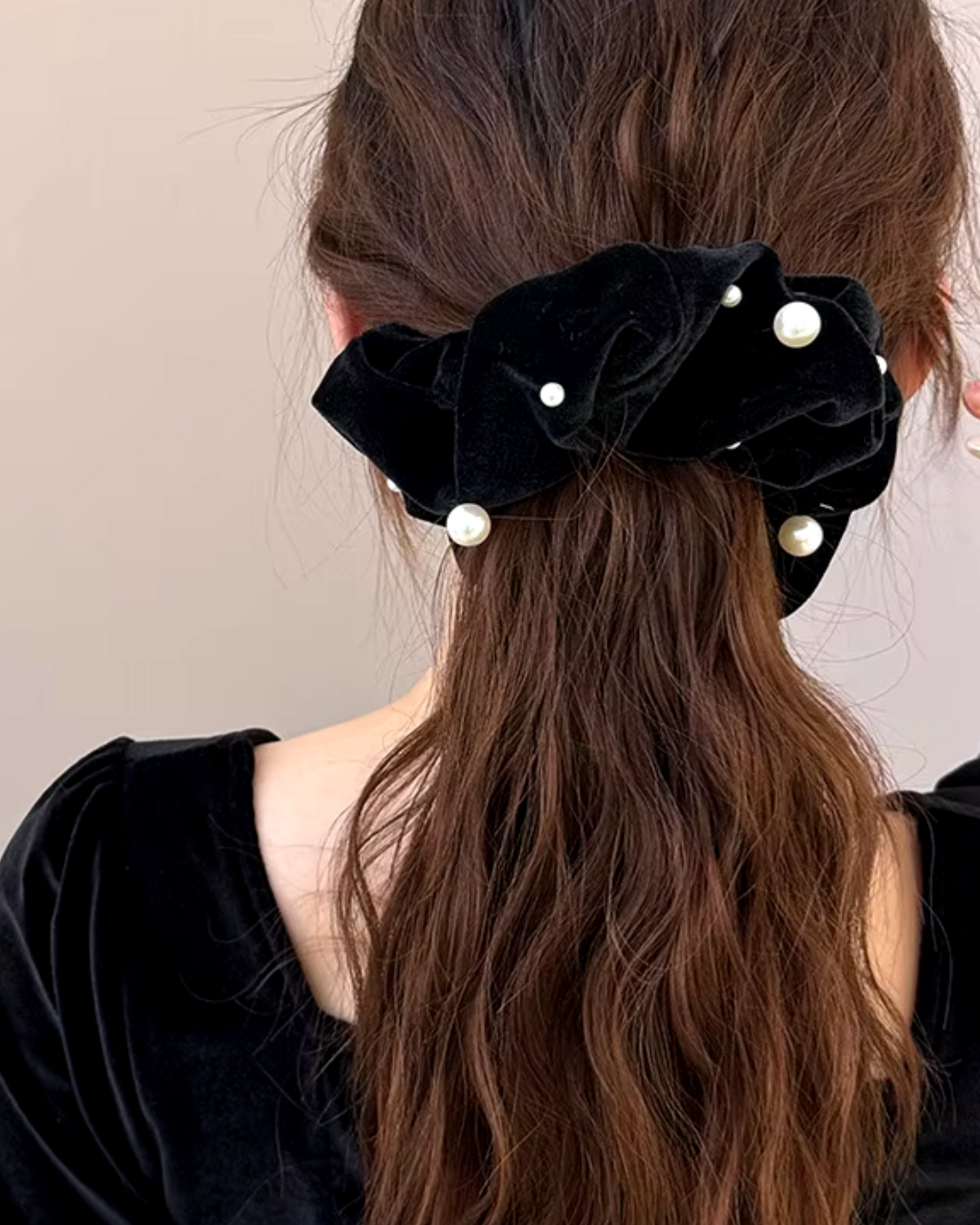 Czarny Welurowa frotka do włosów scrunchie z perełkami