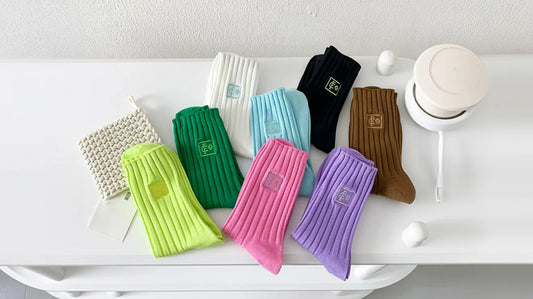 Skarpetki damskie – jak dobrać materiał i fason do pory roku?