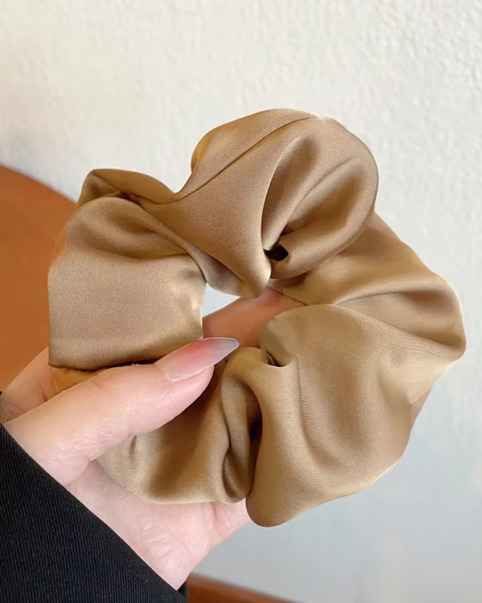 Beżowy Satynowa frotka do włosów scrunchie
