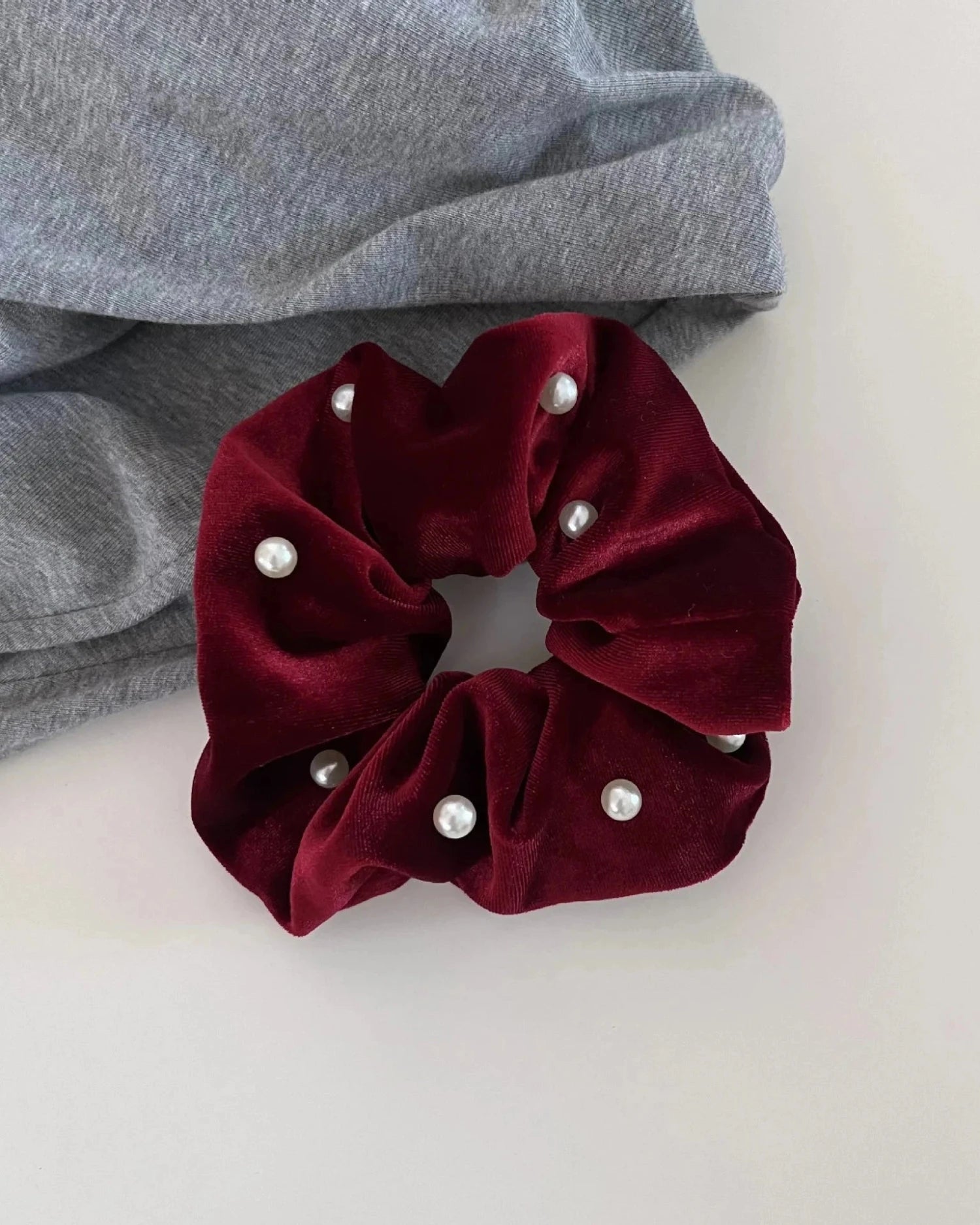 Bordowy Welurowa frotka do włosów scrunchie z perełkami