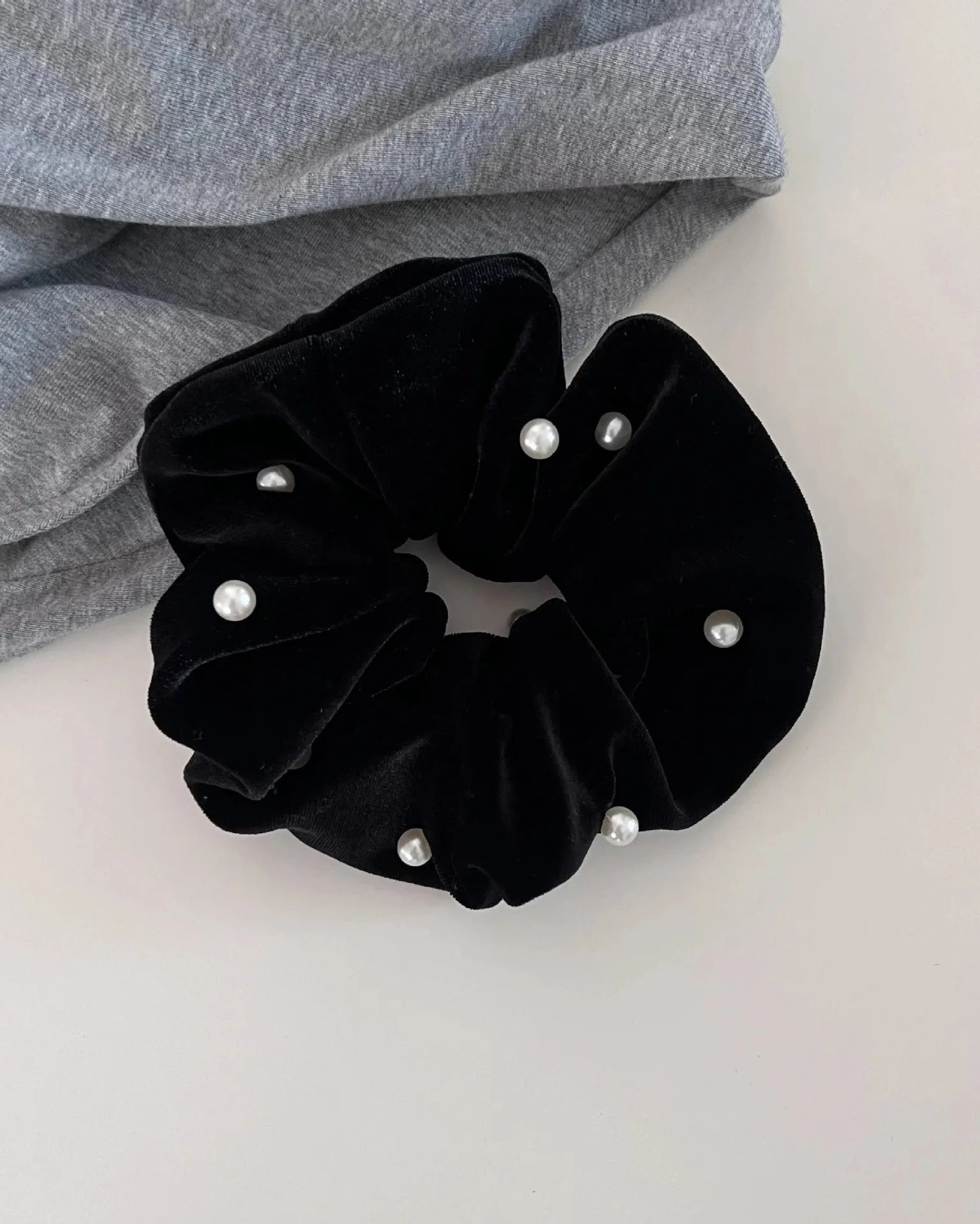 Czarny Welurowa frotka do włosów scrunchie z perełkami