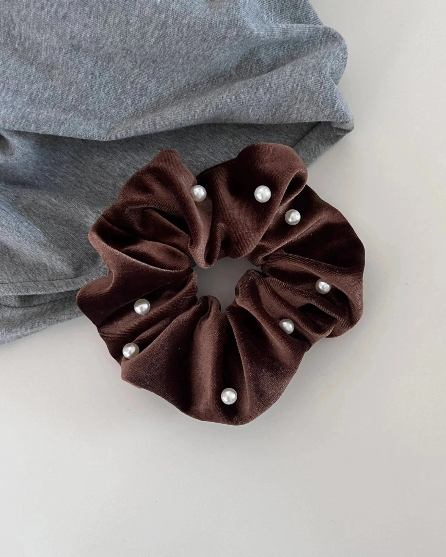 Brązowy Welurowa frotka do włosów scrunchie z perełkami